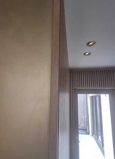 placage bois, finition mate, habillage mural, menuiserie décorative, éclairage intégré