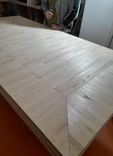 plateau bois massif, assemblage bois, table sur mesure, plan de travail bois, fabrication artisanale