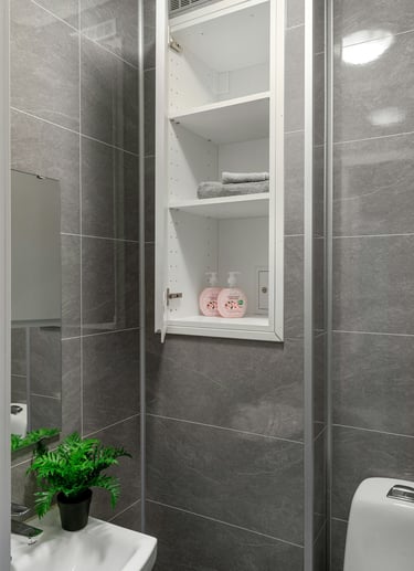 rénovation WC, carrelage mural gris, mobilier suspendu, salle d’eau design, rénovation intérieure