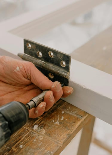 menuiserie bois, fixation charnière, cadre en bois, travail artisanal, quincaillerie