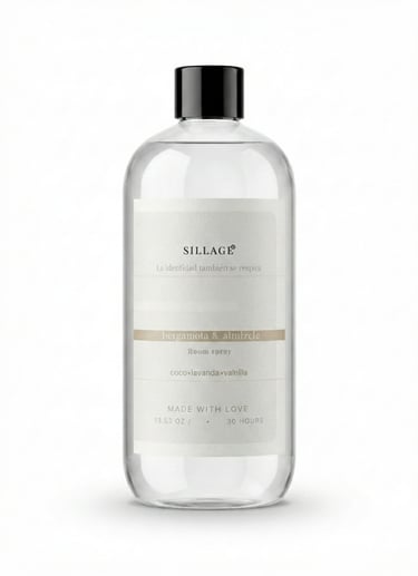 Spray ambiental Sillage de bergamota y almizcle en un frasco transparente inspo Hotel Ritz