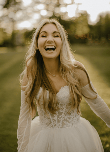 Švenčių Draugė Austėja juokiasi