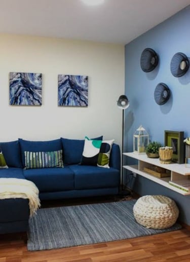 Interior de sala en departamento muestra general, CDMX. Sofá en tonos azules, decoración moderna