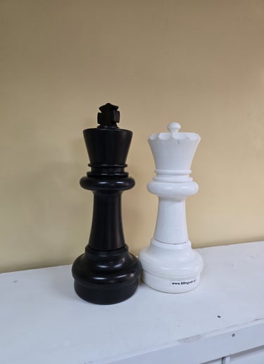 piezas de ajedrez de plastico de un metro de altura conseguidas en la empresa bilingual.cl 