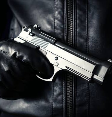 Un tueur à gages est une personne qui assassine d'autres personnes au profit d'un commanditaire pour