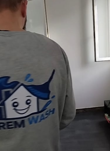 Opérateur XTREM Wash en tenue professionnelle lors d’une intervention technique à Compiègne