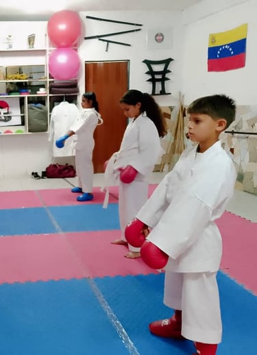 niños en posición de respeto karateca esperando instrucciones de entrenamiento karateca 
