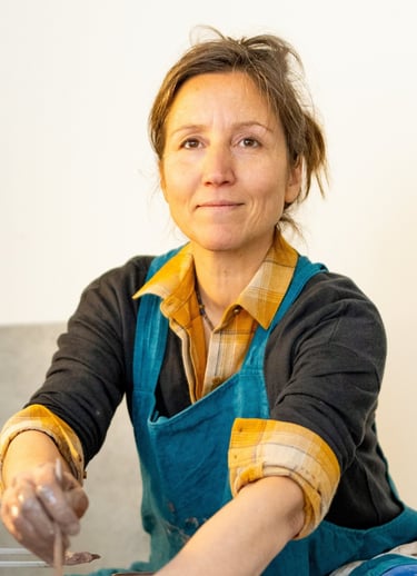 portrait estelle del céramiste dans son atelier de poterie