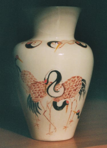 vaso in ceramica con decorazioni di uccelli