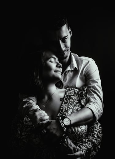 Portrait studio photo en noir et blanc et tout en ombre et lumière d'un couple par un photographe vidéaste basée en région pa