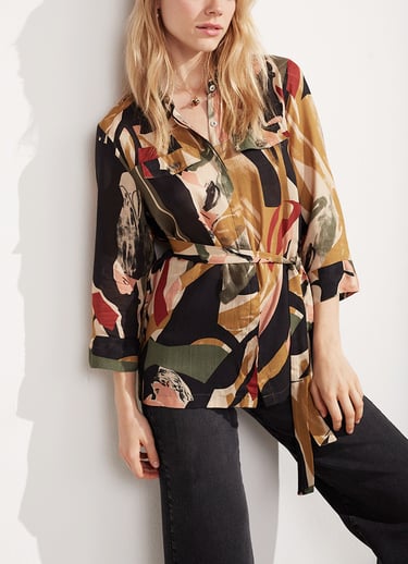 Estampa exclusiva de arte original digital retrata dançarinas em formas abstratas em camisa feminina
