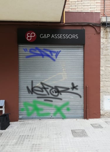 Antes y después, graffiti mural decorativo ,persiana empresa gestor asesor, Valencia, Alicante, Bcn