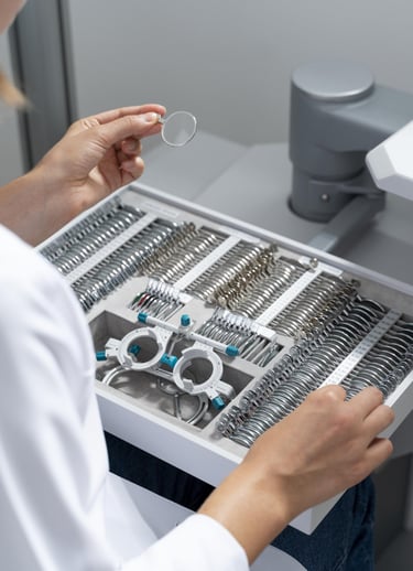 Oftalmologo recetando lentes opticos, para enfermedades como miopía, hipermetropía, astigmatismo