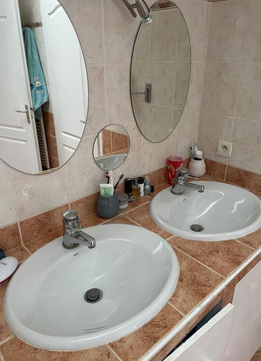 Salle de bain moderne avec 3 miroirs ovales.