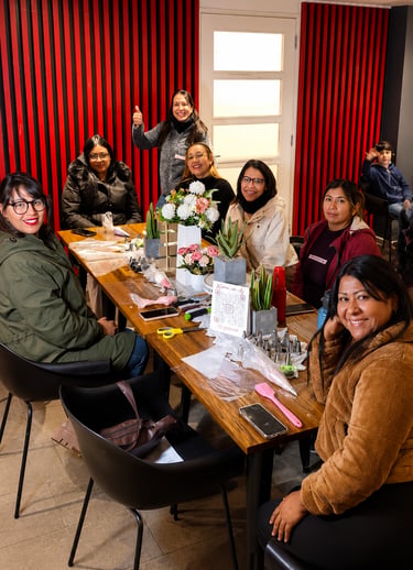 Mujeres de diversos orígenes participan en un taller creativo y una clase de reposteria