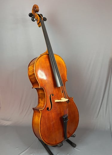 Violoncelo clássico em madeira sobre mesa escura com iluminação quente e suave