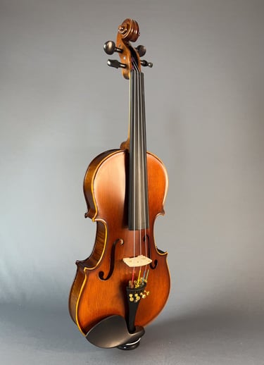 Violino clássico em madeira sobre mesa escura com iluminação quente e suave