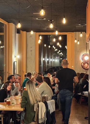 Salle du restaurant italien Histoire Sans Faim, avec clients attablés.