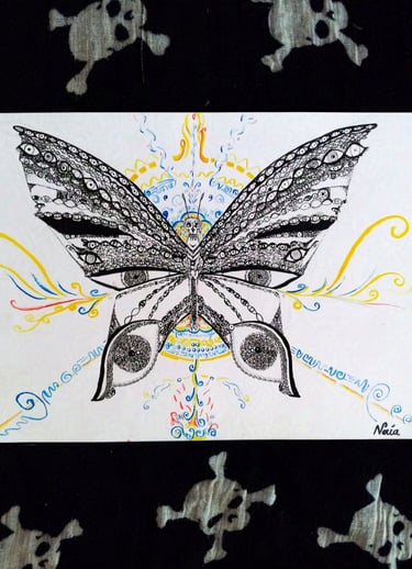 dessin au feutre fin très détaillé d'un papillon avec une tête de mort et des milliers d'yeux sur les ailes