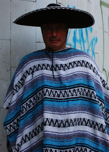 Meksikiecio kostiumas, ponco ir sombrero.