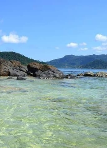 Jernih nya Air Laut dalam Kawasan teluk mandeh Pesisir Selatan, Sumatera Barat
