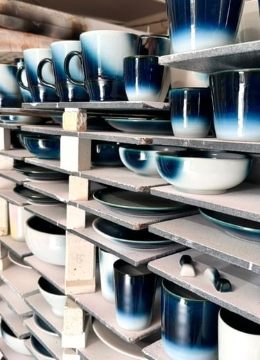 Ensemble de vaisselle en céramique japonaise Tobe Yaki de la collection Yoshua Blue