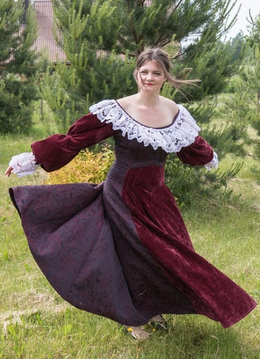 Istorinė bordo suknelė