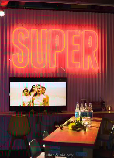 Ein Fernsehbildschirm mit australischen Filmen unter einer Super-Leuchtschrift.