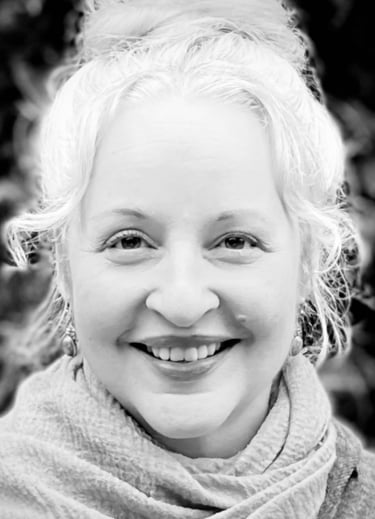 ein schwarz-weißes Portrait-Foto von einer lächelnden Frau: Sina Weidlich