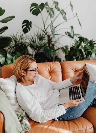Mulher fazendo terapia online com privacidade, no conforto da sua casa