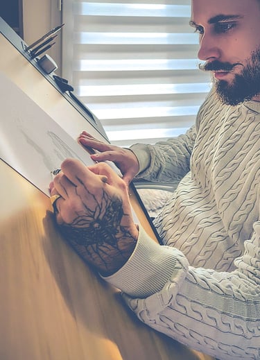 photo de l'artiste en train de dessiner une illustration originale