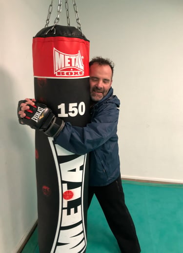 homme boxe sac de frappe cardio