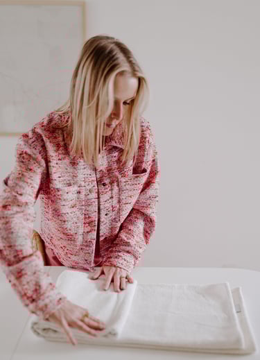 Julie Robert, Home Organiser à Grenoble, plie une serviette à la verticale