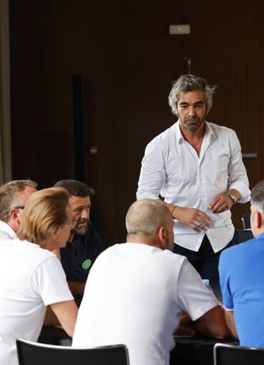 juan torralbo debout en atelier conférence