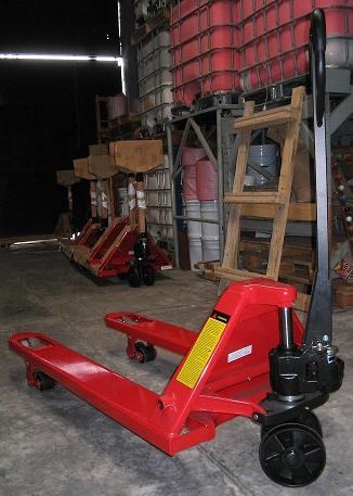 PATIN HIDRAULICO MARCA MC LANE MODELO BF30 CAPACIDAD DE CARGA 3,000 KGS. LARGO HORQUILLA 48" (12