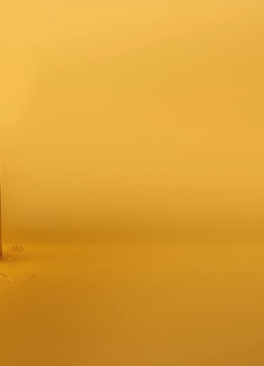 um grupo de sacolas de papel com fundo amarelo