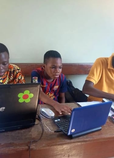 Jeune garçon qui fai une formation pour apprendre à utiliser les outils du numérique