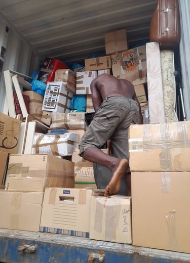 Homme qui débarrasse un conteneur