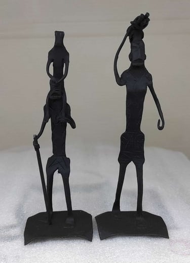 "Tribal iron sculpture of a father carrying a child and mother lifting a bundle–symbolic Bastar art-for global shipment"