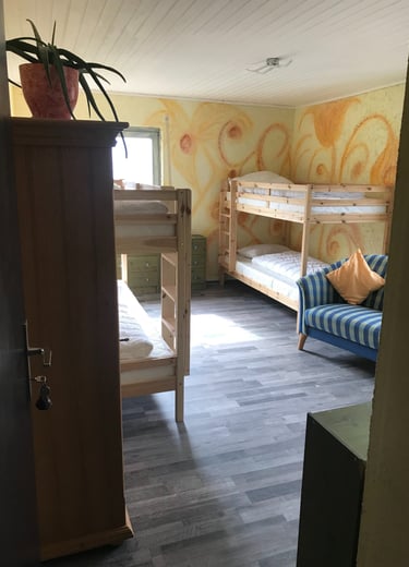 Eines von vier Pensionszimmern mit eigenem Badzimmer