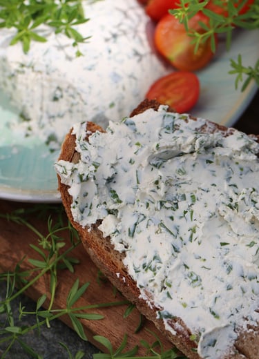 Kräuterfrischkäse selber herstellen: Ganz einfach mit nur drei Zutaten