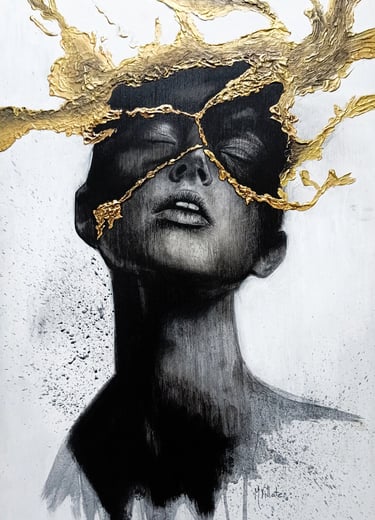 Retrato artístico mujer con grietas de pan de oro estilo kintsugi