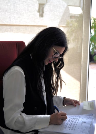 Margarita Ramos Topham estudiando un caso