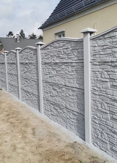 Clôture en béton décoratif imitation pierre avec poteaux assortis – solution robuste pour jardin rés