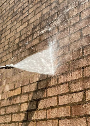Nettoyage haute pression d’une façade en briques, traitement de surface pour l’élimination des salis