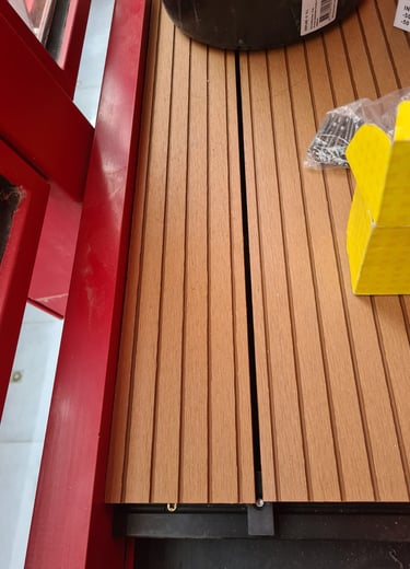 Zoom sur la finition des lames de terrasse composite – fixation précise et alignement parfait