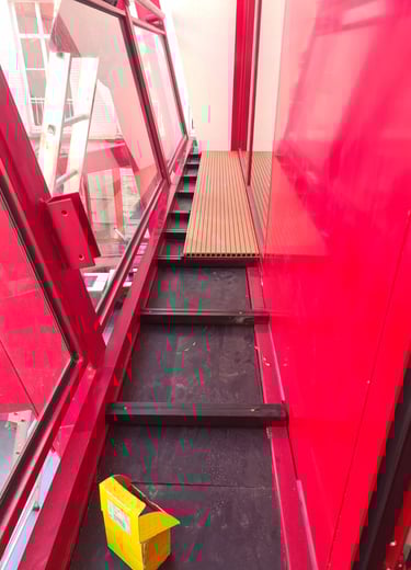 Préparation d’un balcon pour la pose de lames de terrasse composite sur structure métallique.