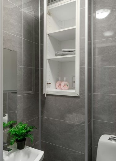rénovation WC, carrelage mural gris, mobilier suspendu, salle d’eau design, rénovation intérieure