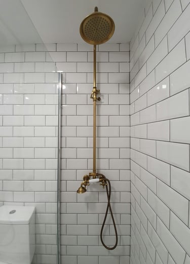 douche à l’italienne, robinetterie dorée, carrelage métro, rénovation salle de bain, Bruxelles