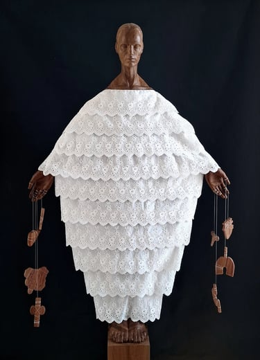 Disembodied, Holzskulptur in weißer Spitze, menschliche Anatomie der inneren Organe